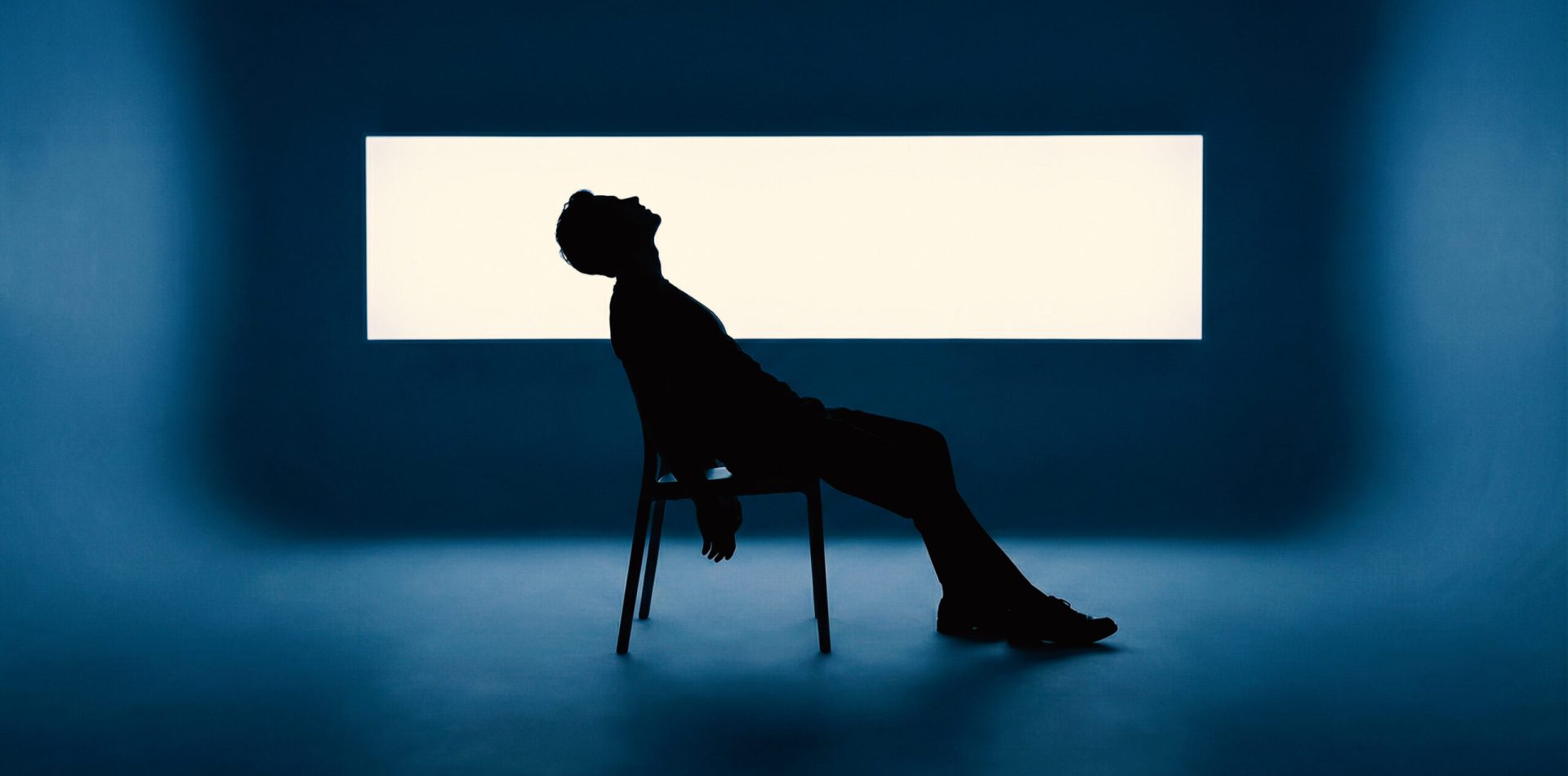 freepik__minimalist-conceptual-studio-scene-a-single-human-__89507